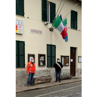 Giusvalla, un minuto di raccoglimento e bandiere a mezz'asta per ricordare le vittime del Covid (FOTO)