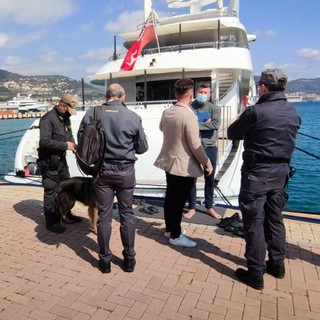 Loano, controlli in porto da parte della Guardia di Finanza con le unità cinofile