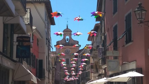 Cairo, via Roma si riempie di colori: tornano le girandole sospese per la bella stagione