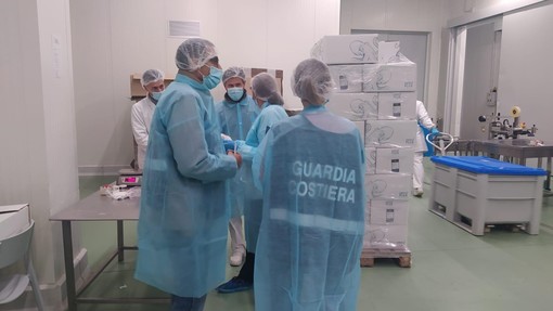 Vendevano pesce congelato "truccandone" il peso: 2 tonnellate di merce sequestrata dalla Guardia Costiera di Savona