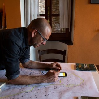 Giovanni Pazzano, il cartografo di Tovo San Giacomo che conserva le tradizioni attraverso le mappe storiche