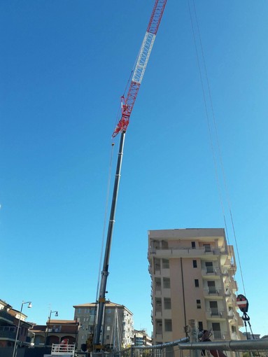 Addio alla gru in via Carloforte ad Albenga