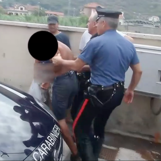 Rapina al "Ghota" di Albenga: le immagini del rocambolesco inseguimento finito con due arresti