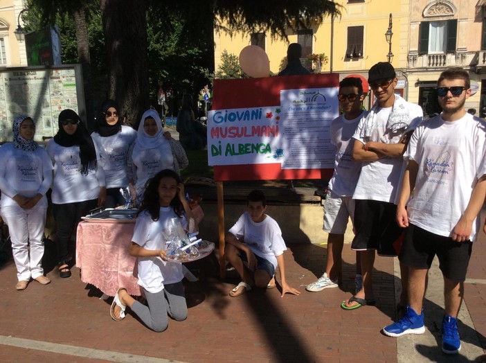 I giovani musulmani di Albenga spiegano in Piazza del Popolo il Ramadan I giovani musulmani di Albenga spiegano in Piazza del Popolo il Ramadan