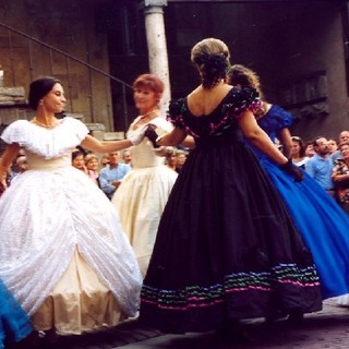 Domenica ad Albenga ballo ottocentesco in costume e pic nic vittoriano