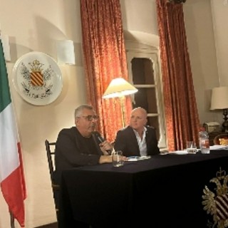 Garlenda, successo a I Giovedì d'Autore per la presentazione del libro "Sillabario Medievale"