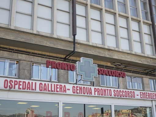 Aggressioni in ospedale, brasiliano frantuma la porta d'ingresso del Galliera