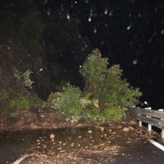 Andora: Aurelia chiusa per frana a Capo Mele (foto)