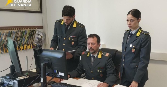 Stretta della Finanza sulle partite IVA "apri e chiudi": scoperti 64 operatori irregolari Stretta della Finanza sulle partite IVA "apri e chiudi": scoperti 64 operatori irregolari