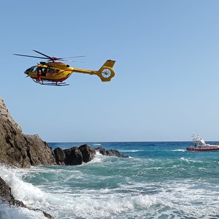 Varigotti, colpito da una canoa mentre nuota: mobilitato l'elisoccorso Grifo (FOTO e VIDEO)
