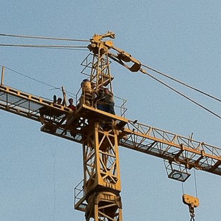 Protesta sulla gru, gli operai scendono rassicurati dai vertici aziendali