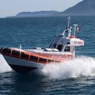 Vado Ligure: gru si rovescia in mare, intervento della Guardia Costiera