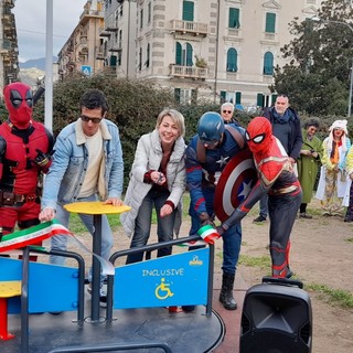 Savona, inaugurata la giostra inclusiva per bimbi normodotati e in sedia a rotelle