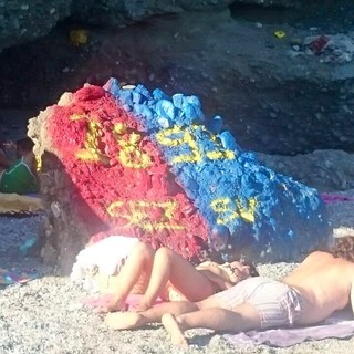 Samp-Genoa, è lotta per l’Ultima Spiaggia di Albisola: tifosi dipingono una roccia di rosso-blu