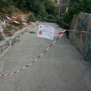 Finale Ligure, crepe nei muri e rischio crollo: chiusa la gradinata di Castelfranco
