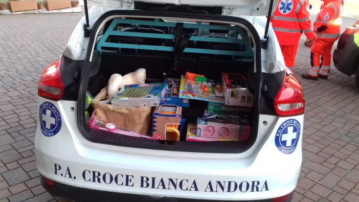 Avis e croce bianca di Andora donano giocattoli ai piccoli ricoverati del Gaslini di Genova