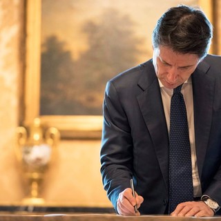 Conte: "Riapriamo con rischio calcolato, ma non possiamo fermarci ora. Da lunedì riprende la vita sociale" Conte: "Riapriamo con rischio calcolato, ma non possiamo fermarci ora. Da lunedì riprende la vita sociale"