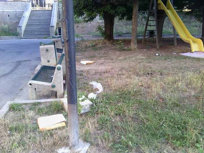 Cengio, insudiciati nella notte i giardinetti in località Genepro (FOTO)