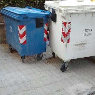 Giacigli improvvisati per strada dai senzatetto, un fenomeno in aumento ad Albenga