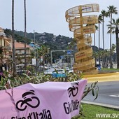 Giro d'Italia. Il "Trofeo Senza Fine" diventa simbolo di Andora, inaugurata stamane la maxi installazione (VIDEO)