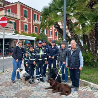 Albenga, deiezioni canine non raccolte: controlli della polizia locale e guardie zoofile