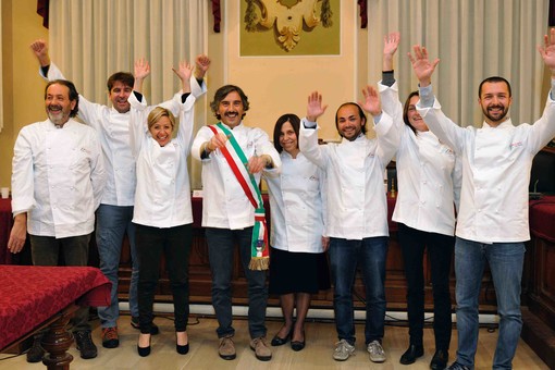 Alassio, prenotano in 120 per vedere giunta ed imprenditori collaborare in cucina nel cooking team building Alassio, prenotano in 120 per vedere giunta ed imprenditori collaborare in cucina nel cooking team building