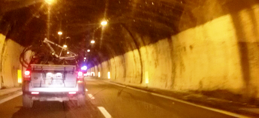 Finale Ligure, tamponamento tra due auto in galleria: code sull'autostrada A10 Finale Ligure, tamponamento tra due auto in galleria: code sull'autostrada A10