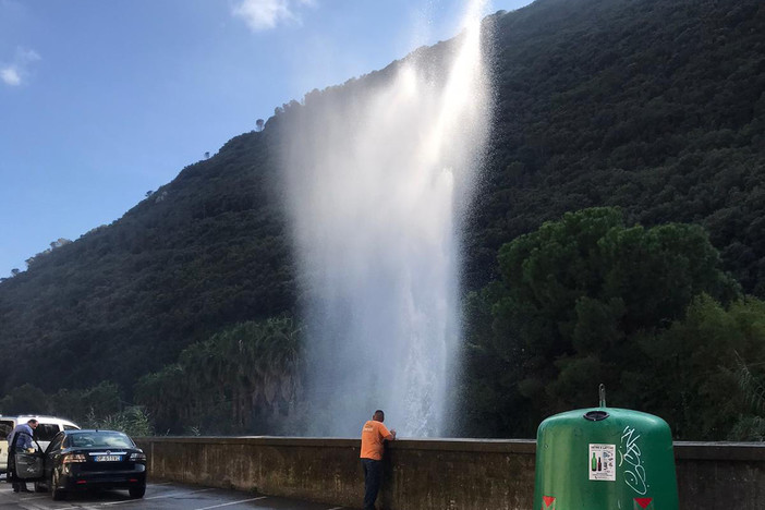 Finale, geyser in via Dante. Guasto risolto in pochi minuti
