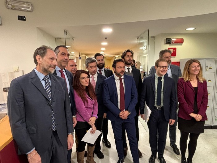 Rigassificatore, l'opposizione presenta un ordine del giorno contro il progetto e scoppia la bagarre in Consiglio regionale: "Dopo le parole servono i fatti" (VIDEO)