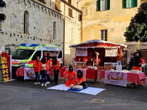 Il Gruppo Giovani della Croce Bianca Albenga in centro per spiegare le attività del sodalizio a turisti e residenti
