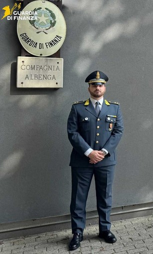 Albenga, cambio al vertice della Guardia di Finanza: il tenente Vincenzo Appierto subentra al capitano Alessandro Centrella Albenga, cambio al vertice della Guardia di Finanza: il tenente Vincenzo Appierto subentra al capitano Alessandro Centrella