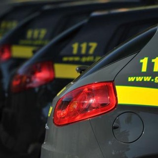 La Guardia di Finanza sequestra 40 tonnellate di fuochi d'artificio illegali La Guardia di Finanza sequestra 40 tonnellate di fuochi d'artificio illegali