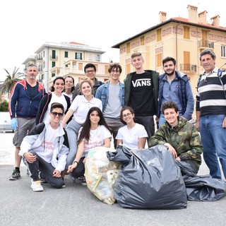I ragazzi della Pro Loco Gorra e Olle ripuliscono le spiagge di Finale Ligure
