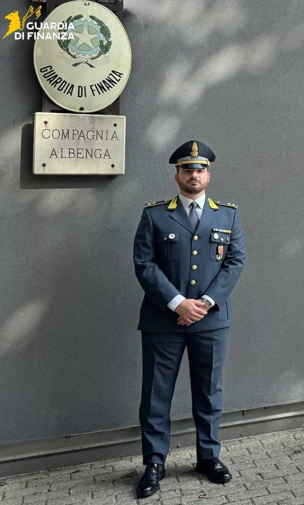 Albenga, cambio al vertice della Guardia di Finanza: il tenente Vincenzo Appierto subentra al capitano Alessandro Centrella Albenga, cambio al vertice della Guardia di Finanza: il tenente Vincenzo Appierto subentra al capitano Alessandro Centrella