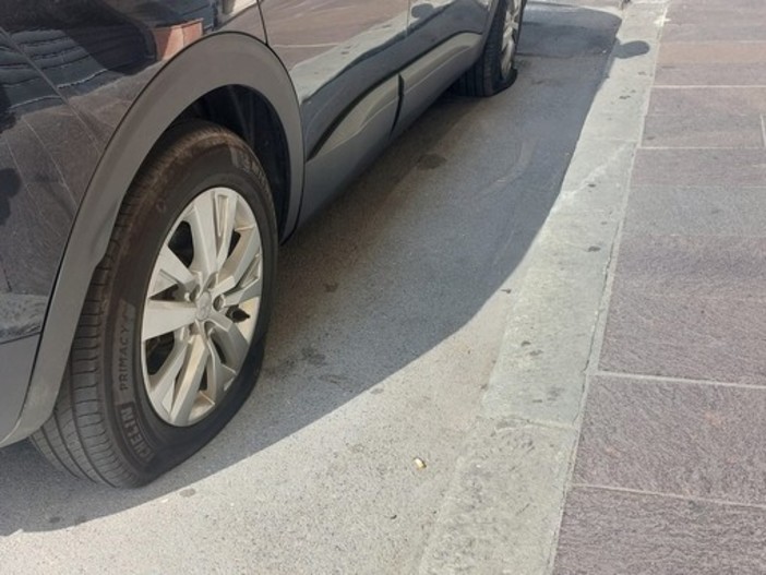 Gomme bucate in Valloria, raid nelle vie del quartiere: "Situazione assurda, c'è chi ha speso già 1000 euro per sistemarle"