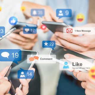 Adolescenti “incantati” dai social, gli esperti: "Irritabili ed aggressivi. A rischio la loro salute"