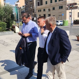 Il ministro Giorgetti incontra i lavoratori e promette: "Bisogna dare un'accelerata sulle crisi del savonese" (FOTO e VIDEO)