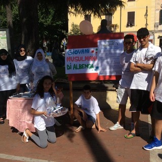 I giovani musulmani di Albenga spiegano in Piazza del Popolo il Ramadan