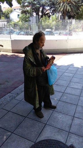Savona, è morto il clochard Giovanni che viveva in piazza Bologna