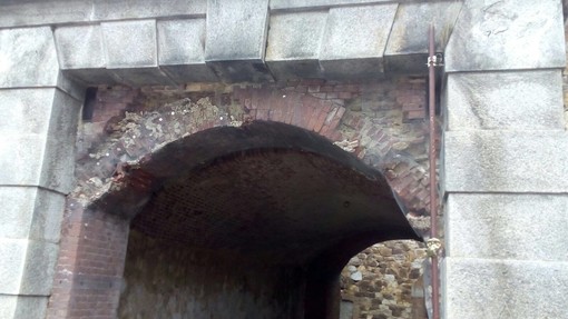 Galleria del Melogno danneggiata, il sindaco di Calizzano: "La Provincia è pronta a intervenire, attendiamo sopralluogo del Demanio Militare" Galleria del Melogno danneggiata, il sindaco di Calizzano: "La Provincia è pronta a intervenire, attendiamo sopralluogo del Demanio Militare"