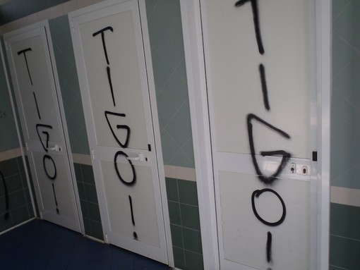Vandali nelle stazioni di Alassio e Laigueglia