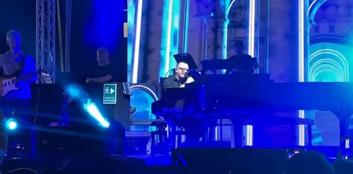 Ceriale, il temporale ferma il concerto di Gigi D’Alessio: lo stop dopo 5 canzoni Ceriale, il temporale ferma il concerto di Gigi D’Alessio: lo stop dopo 5 canzoni