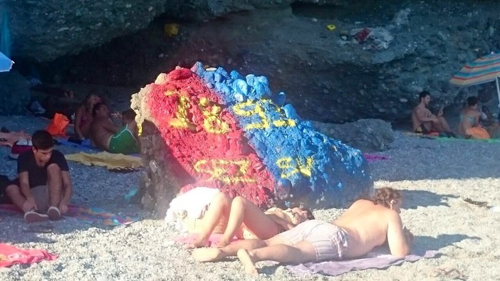 Samp-Genoa, è lotta per l’Ultima Spiaggia di Albisola: tifosi dipingono una roccia di rosso-blu