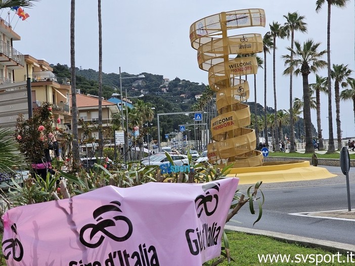 Giro d'Italia. Il "Trofeo Senza Fine" diventa simbolo di Andora, inaugurata stamane la maxi installazione (VIDEO)