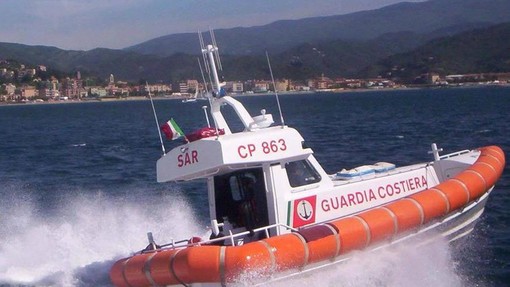 Sbatte contro gli scogli con un canotto e si rifugia: messo in salvo dalla Capitaneria e dai vigili del fuoco Sbatte contro gli scogli con un canotto e si rifugia: messo in salvo dalla Capitaneria e dai vigili del fuoco