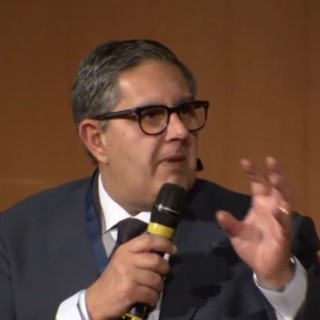 Arresto di Toti: Fratelli d’Italia osserva la Liguria tra difesa, distacco e un’ombra chiamata ‘dimissioni’ sullo sfondo