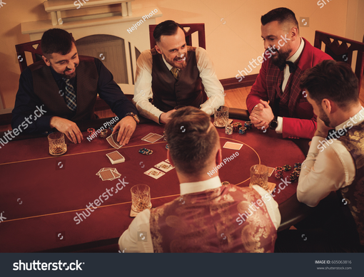 Il fascino dei tornei di poker online: tipologie di gara e strategie vincenti