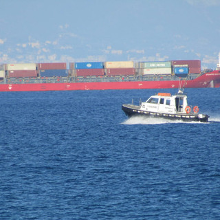Savona, nuota fino al largo e non riesce a tornare a riva: giovane donna tratta in salvo dai soccorritori
