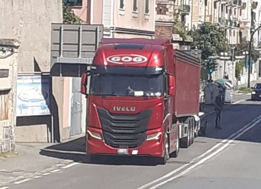 Camion si ferma per un guasto: traffico rallentato in corso Mazzini a Savona Camion si ferma per un guasto: traffico rallentato in corso Mazzini a Savona