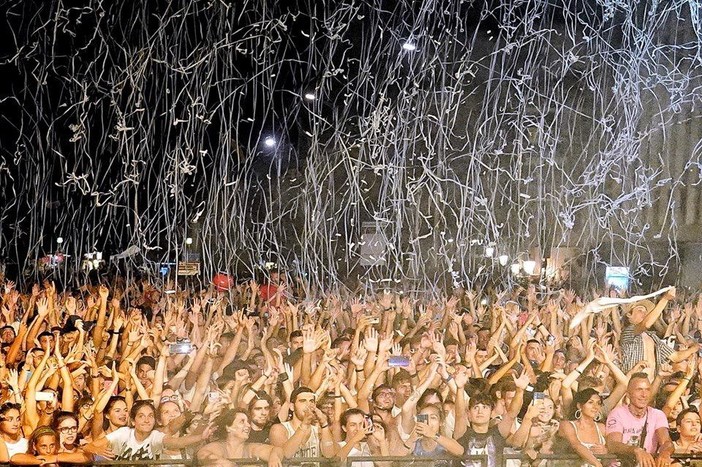 Grande successo per il concerto di Gabry Ponte a Varazze: Viale Nazione Unite al completo!